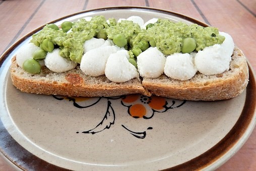 sandwich tostado crema arvejas